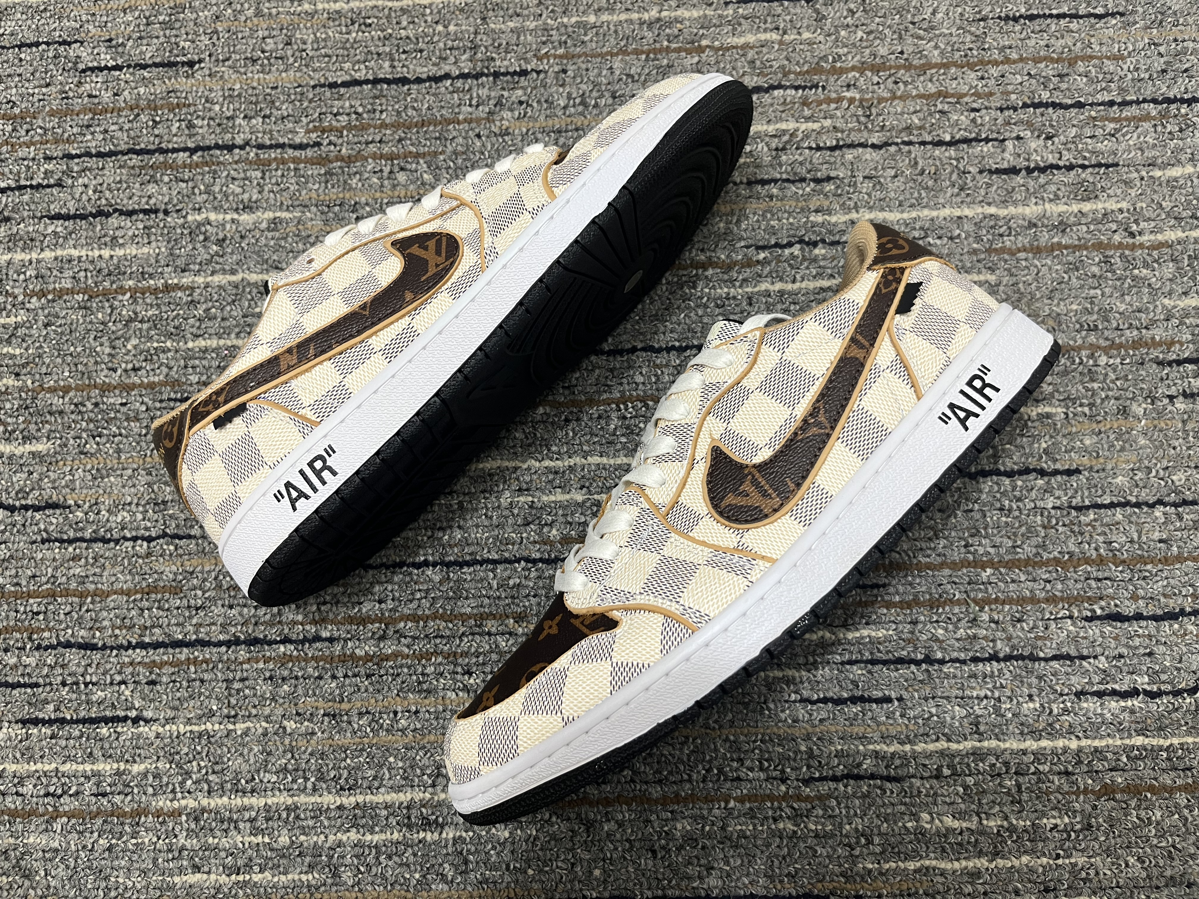 Air Jordan 1 L*V Top Sneakers