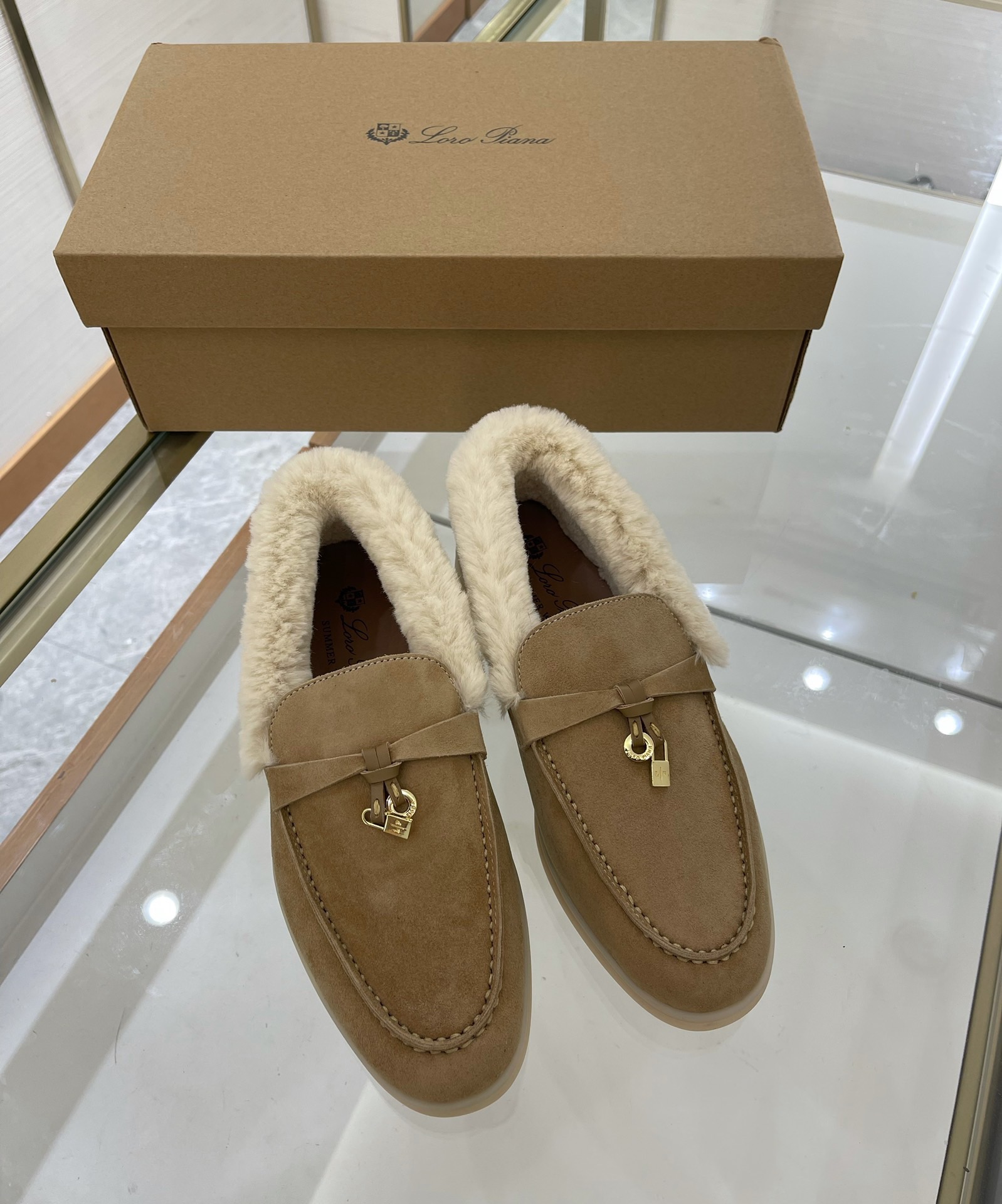 Women L*oro P*iana Top Loafer ()