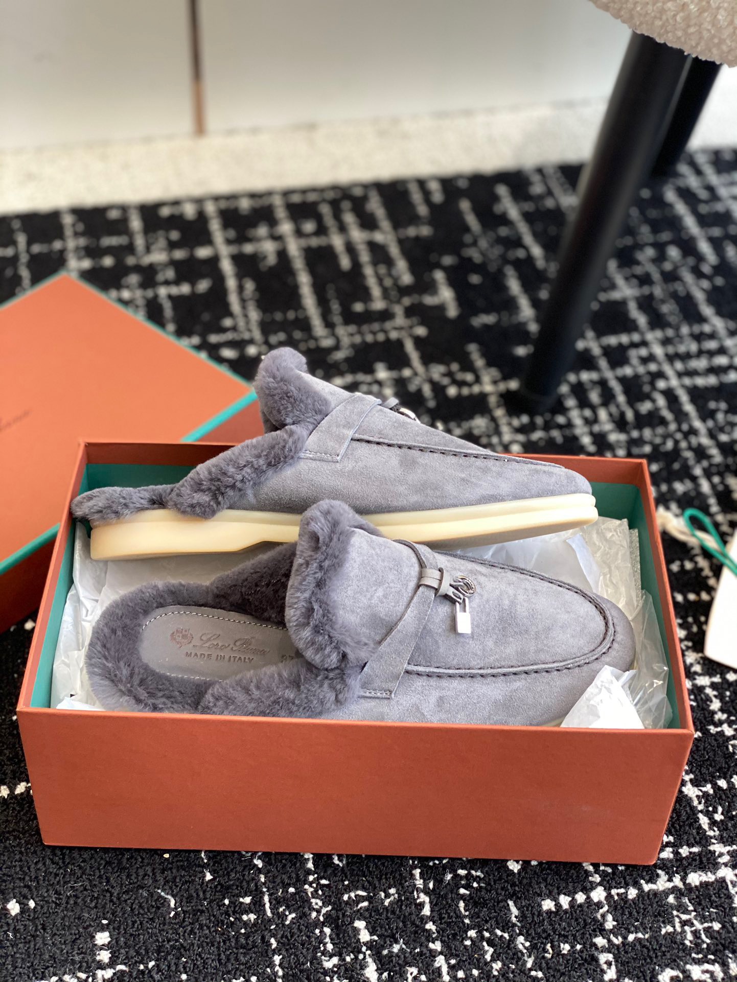 Women L*oro P*iana Top Loafer ()