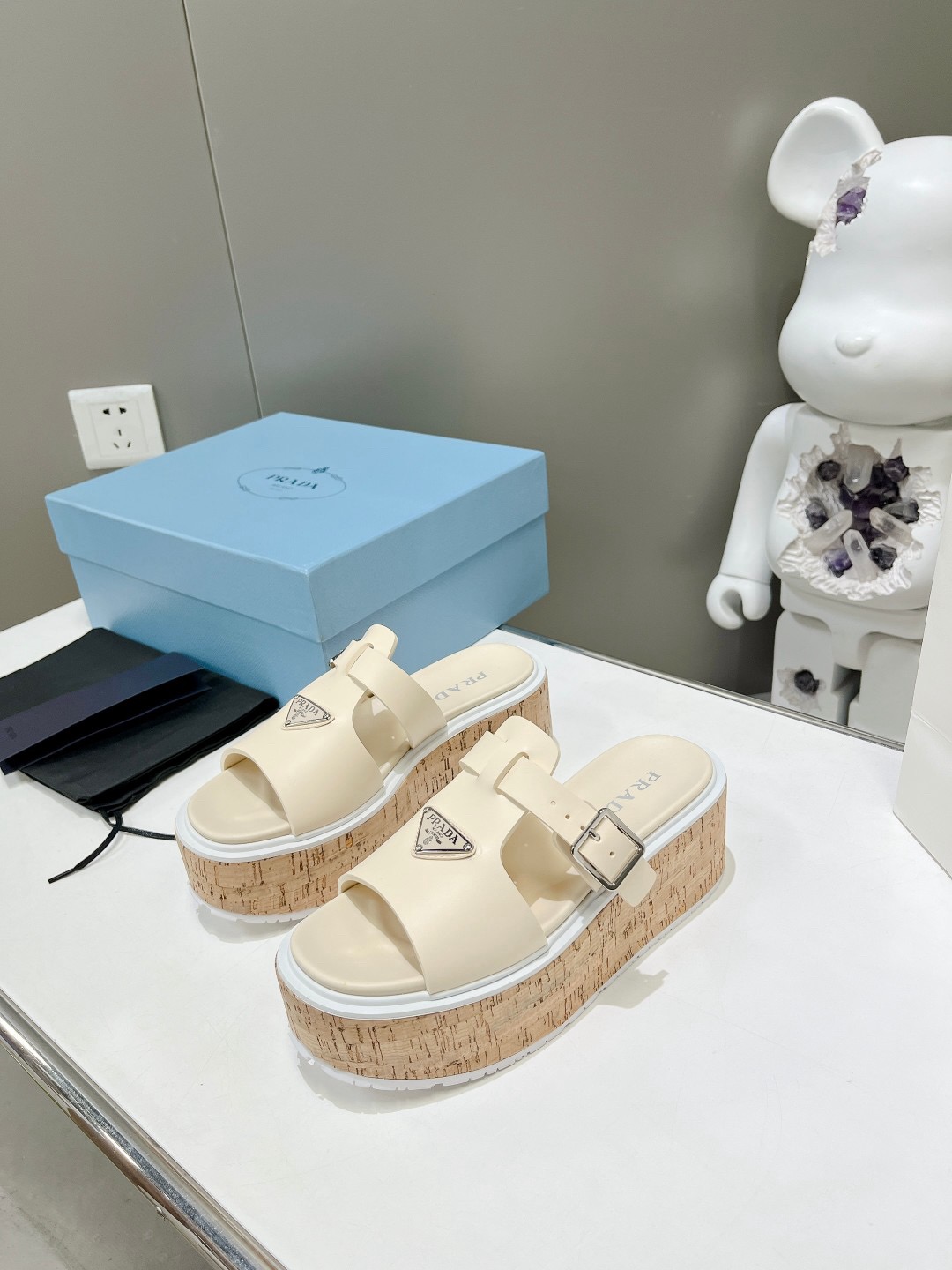 Women Top Quality P*rada shoes